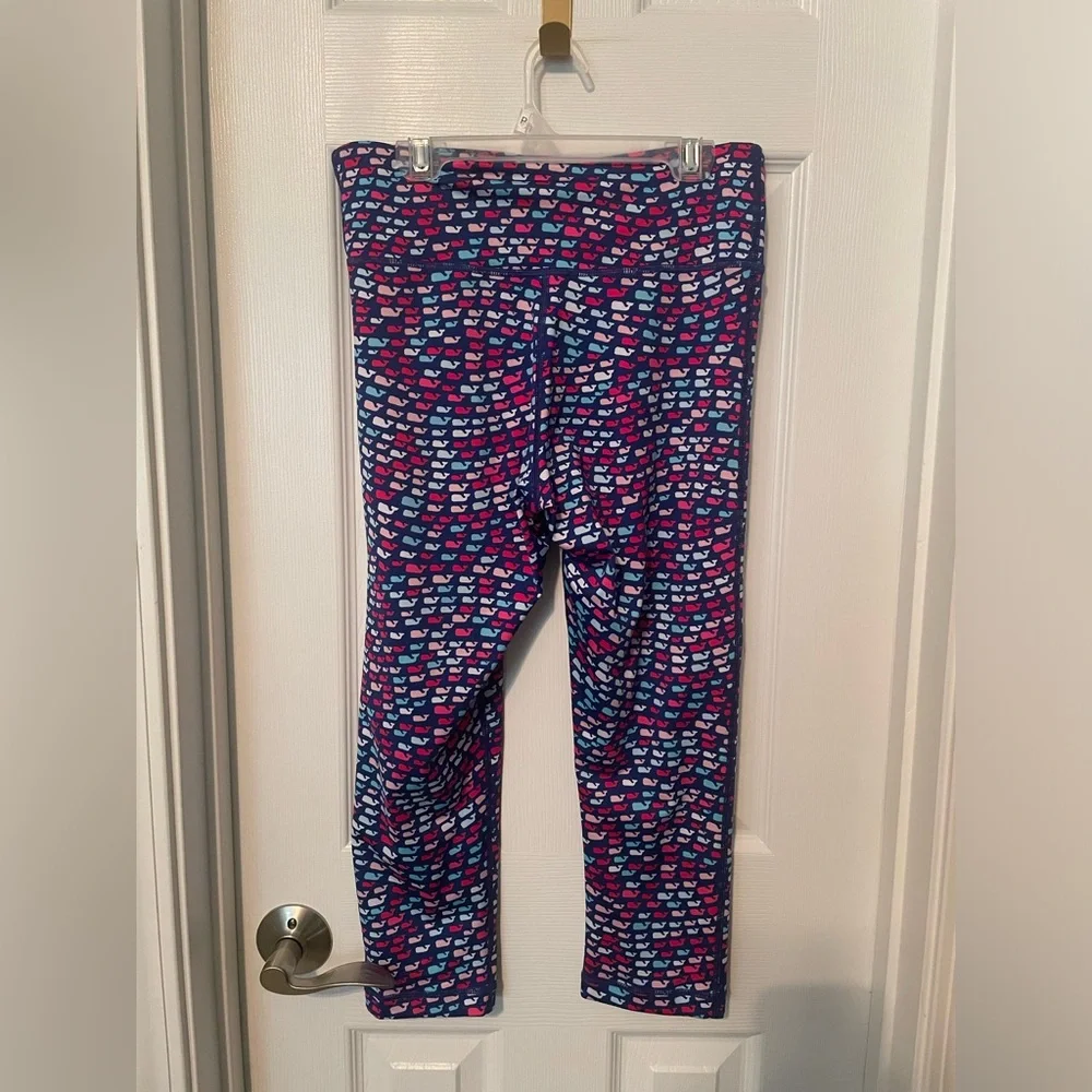 Vineyard Vines School Of Whales Performance Crop Leggings. - Picture 3 of 4
